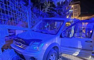 Kontrolden çıkan araç bahçe duvarına çarptı:...