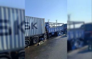 Kontrolden çıkan kamyon, önünde seyreden tıra...