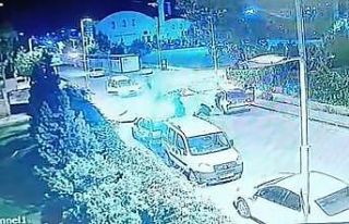 Kontrolden çıkan motosiklet otomobilin altına girdi