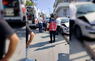 Kontrolden çıkan otomobil, elektrik direğine çarptı:...