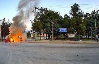 Kontrolden çıkan otomobil önce refüje, sonra tıra...