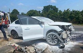 Kontrolden çıkan otomobil refüje çarpınca alev...