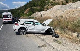 Kontrolden çıkan otomobil su kanalına uçtu