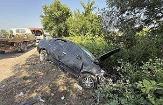 Kontrolden çıkarak bariyerlere çarpan otomobile...