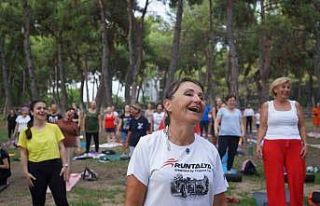 Konyaaltılılar keman dinletisi eşliğinde yoga...