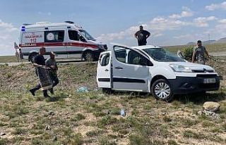 Konya’da lastiği patlayan hafif ticari araç takla...