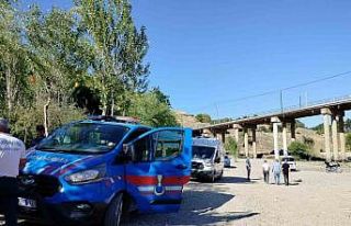 Köprüden nehre atlayan yaşlı adamı tekne turu...