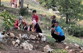 Köy sakinleri mezarlıkta buluşup dua etti