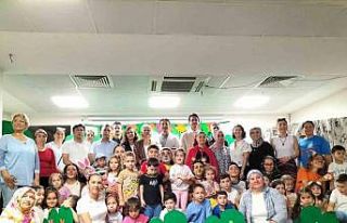 Köyceğiz’de veliler tiyatro oyuncularına taş...