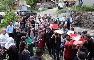 Köyde geleneksel düğün coşkusu