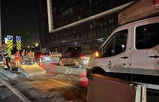 Küçükçekmece E-5’te beton bariyere çarpan otomobil...