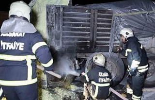 Lastiği patlayan kükürt yüklü tırda yangın...