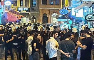 Leman dergisine tepki gösteren vatandaşlar, dergi...