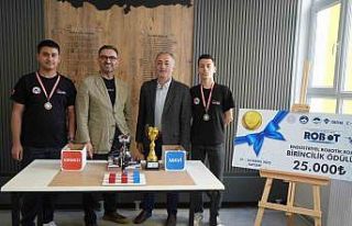 Lise öğrenciler tasarladıkları endüstriyel kol...