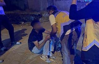 Madde bağımlısı genç, mahalle sakinlerini tedirgin...