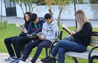 Mahalleli kitap okusun diye muhtarlığı kütüphaneye...