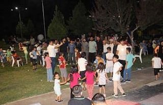 Mahalleliyi parka toplayan muhtar sürpriz yaptı