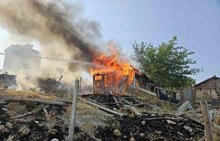 Malatya’da araç ve baraka yangını