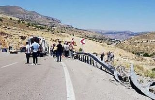 Malatya’da otomobil bariyerlere çarparak takla...
