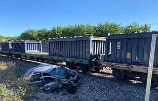 Malatya’da yük treni hemzemin geçitte otomobile...