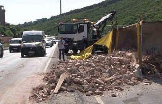 Maltepe’de hafriyat kamyonu devrildi, yol trafiğe...
