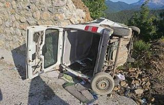 Manavgat’ta hafif ticari araç devrildi, sürücü...