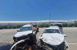 Manavgat’ta iki araç kafa kafaya çarpıştı:...