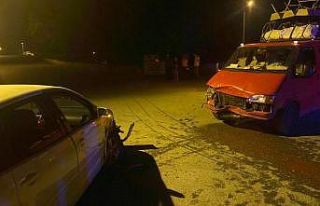 Manavgat’ta kamyonetle otomobil çarpıştı: 3...