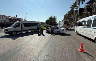 Manavgat’ta otomobil tur aracına çarptı: 5 yaralı
