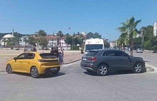 Manavgat’ta otomobiller çarpıştı: 2 yaralı