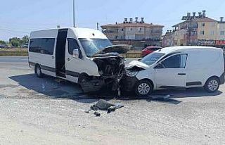 Manavgat’ta tur aracı hafif ticari araçla kafa...