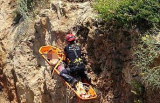 Manzara izlemek için falezlere inmek isteyen kadın...