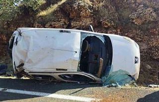 Mardin’de hafif ticari araç takla attı, 3 kişi...