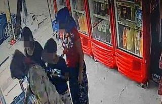 Marketten dondurma ve içecekleri alıp kıyafetlerine...