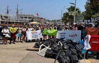 Marmaris koylarında çevre temizliği sürüyor