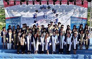 MCBÜ İletişim Fakülteli genç mezunlar hayata...