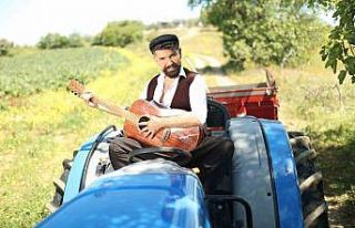 Mehmet Çevik bu sefer de köy ağası olup traktör...