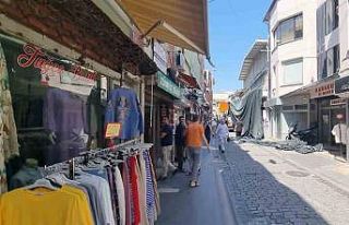 Merkezefendi Belediyesi kendi taktığı tenteyi kendisi...