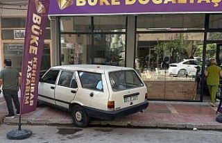 Mersin’de araçlar iş yerlerine daldı