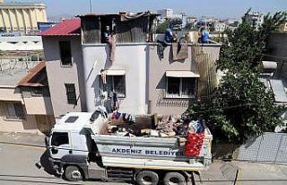 Mersin’de bir evden 2 kamyon çöp çıkarıldı