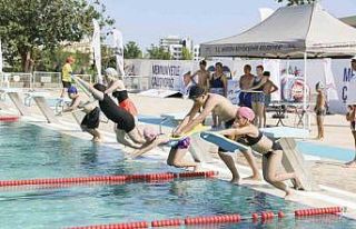 Mersin’de çocuklar, hem yüzme öğreniyor hem...