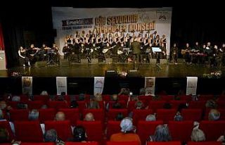 Mersin’de emekli korosundan duygu dolu türkü gecesi