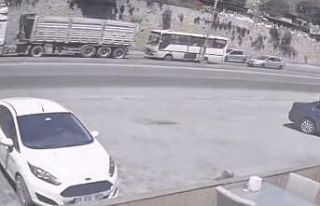 Midibüs, tırla çarpıştı: 2 yaralı