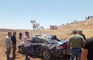 Midyat’ta virajı alamayan otomobil takla attı:...