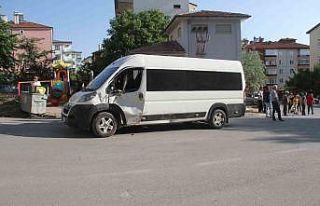 Minibüs ile çarpışan motosiklet sürücüsü hayatını...