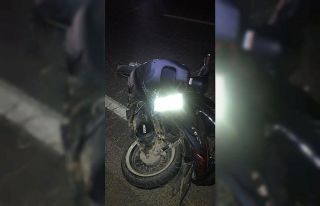 Minibüsün arkadan çarptığı motosikletli genç...