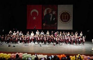 Minik öğrencilerin mezuniyet sevinci
