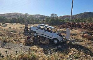 Motosiklet ile manevra yapan otomobil şarampole yuvarlandı:...