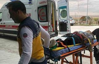 Motosiklet kaldırıma çarptı: 2 yaralı