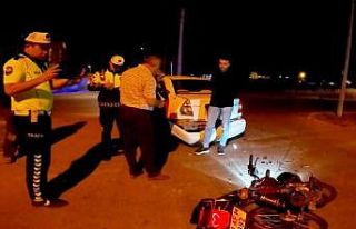 Motosiklet otomobile arkadan çarptı: 1 yaralı